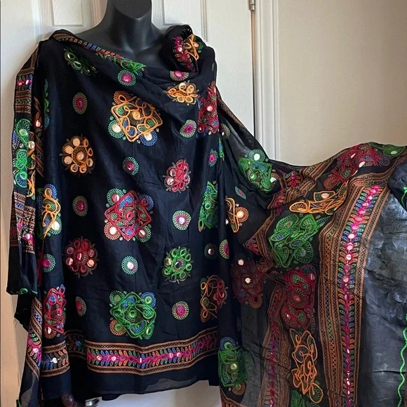 Black Embroidered Shawl - Mirrors, Embroidery and Colours oh my!!! 💕 - Picture 9 of 12